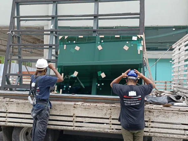 Equipe da ARB descarregando vidro do caminhão