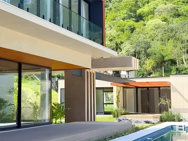 Casa com esquadrias de vidro em Caraguatatuba