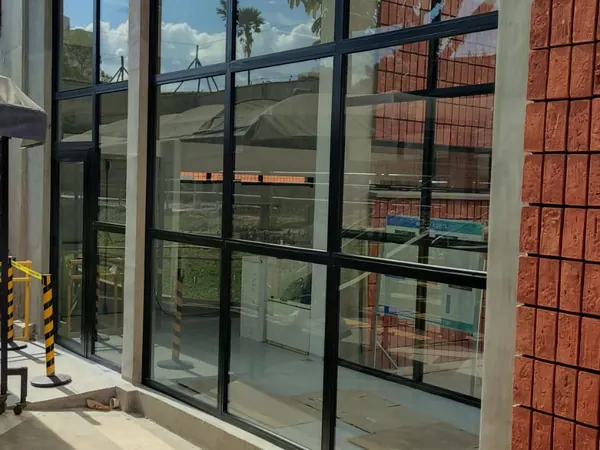 Porta e painel de vidro com esquadria preta