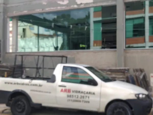 Veículo da ARB Vidraçaria em obra