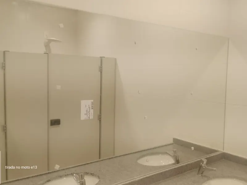 Banheiro com vidro instalado pela ARB Vidros