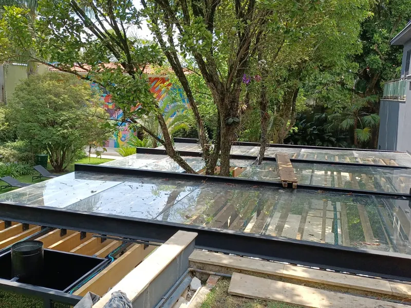Cobertura de vidro com estrutura metálica instalada pela ARB Vidros