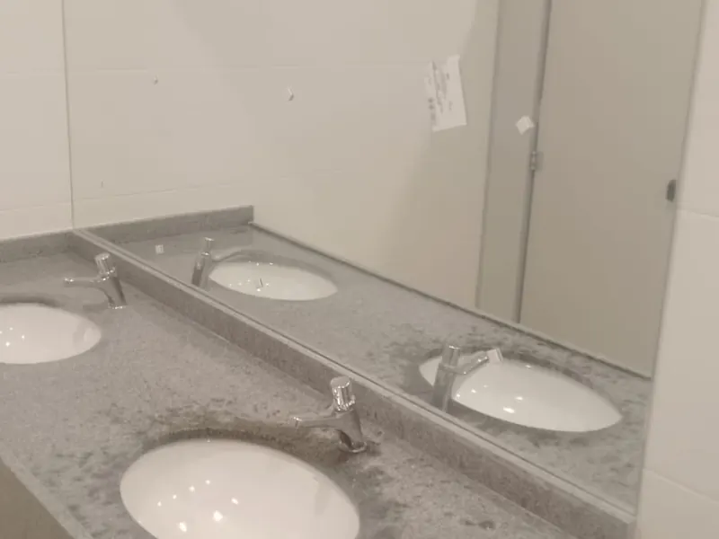 Espelho sob medida instalado pela ARB Vidros sobre bancada