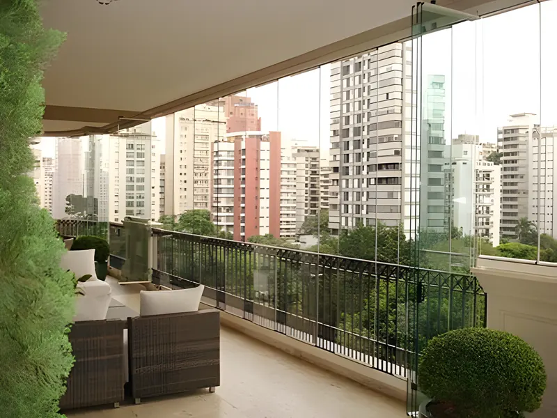 Sacada de apartamento fechada com vidro pela ARB Vidros