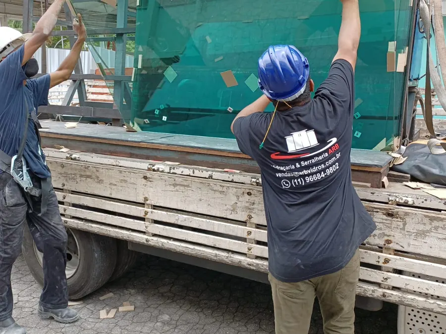 Equipe da ARB Vidros instalando vidro em obra